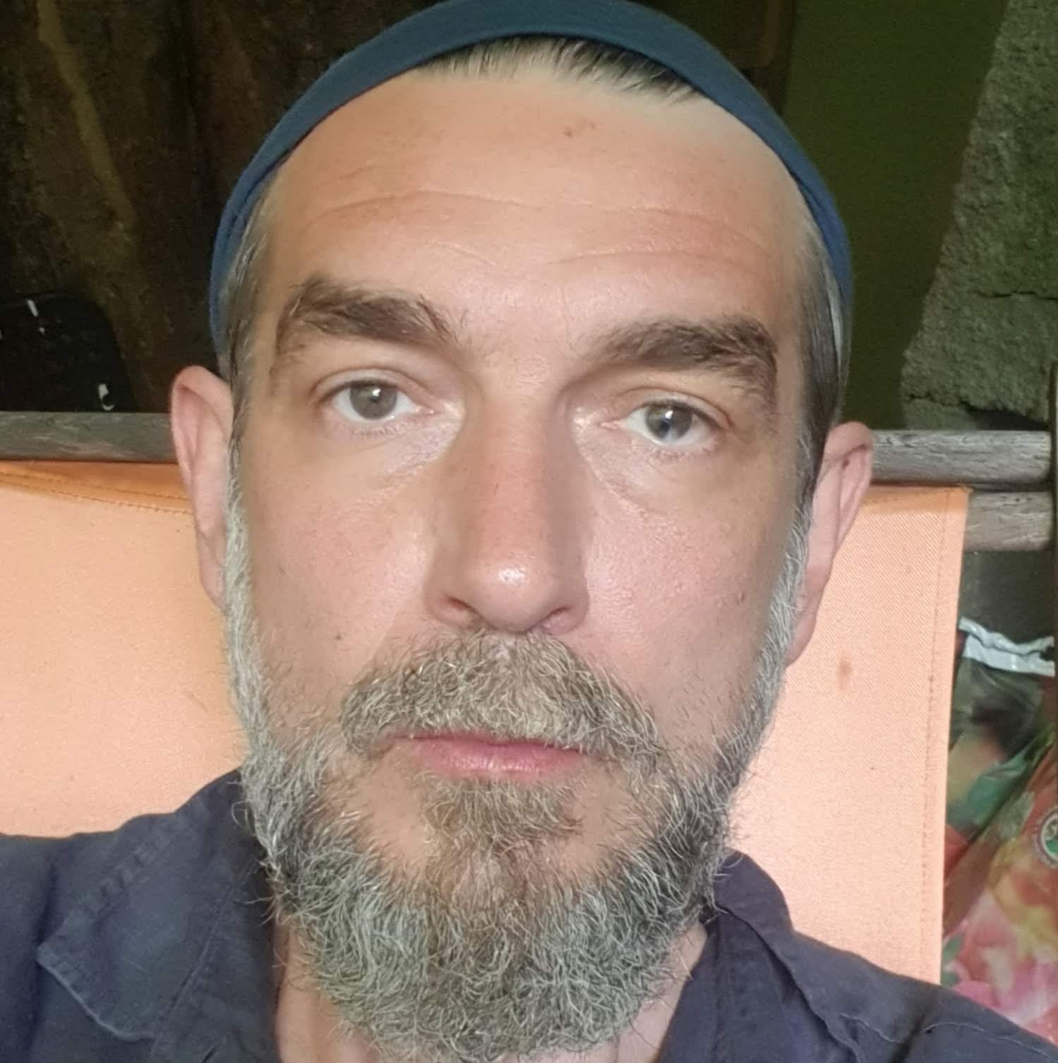 Może być zdjęciem przedstawiającym co najmniej jedna osoba i broda
